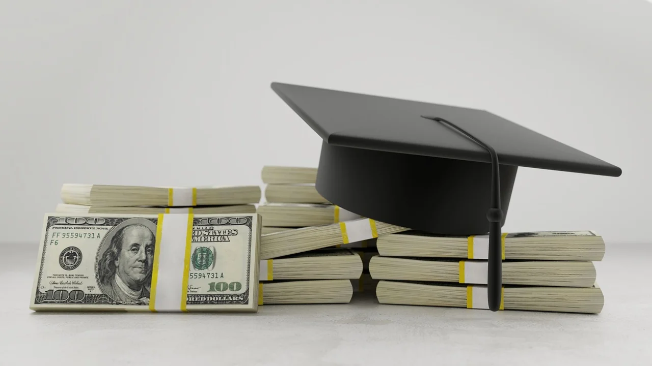 Estudante organiza documentos para inscrição em bolsa de estudos.