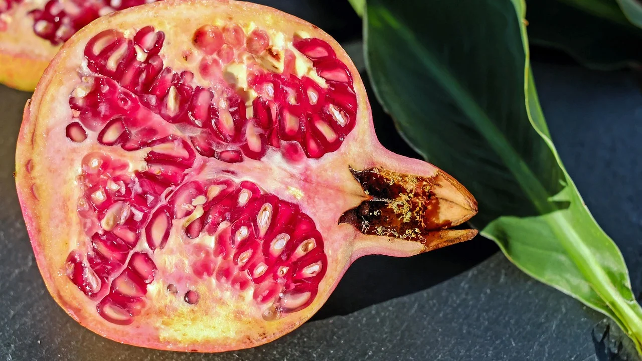 Frutas e verduras organizadas para melhor conservação em casa.