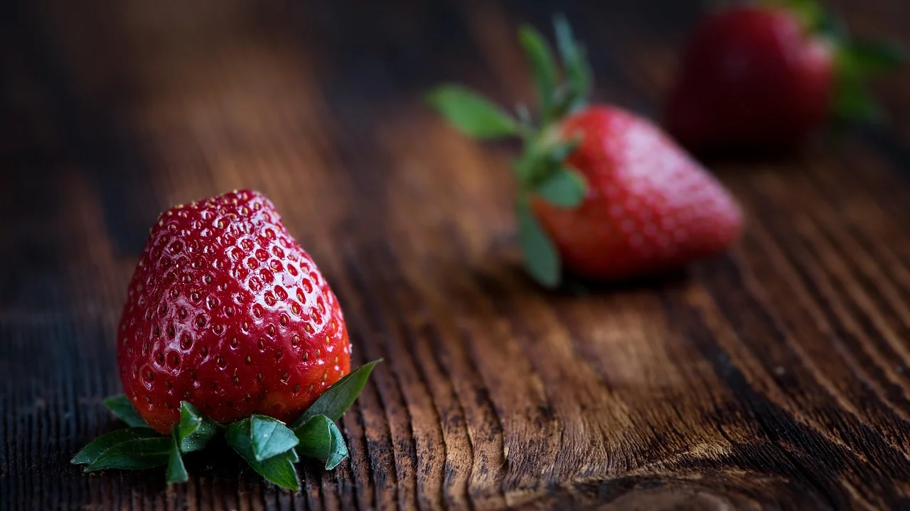 Frutas maduras separadas em uma fruteira ventilada.