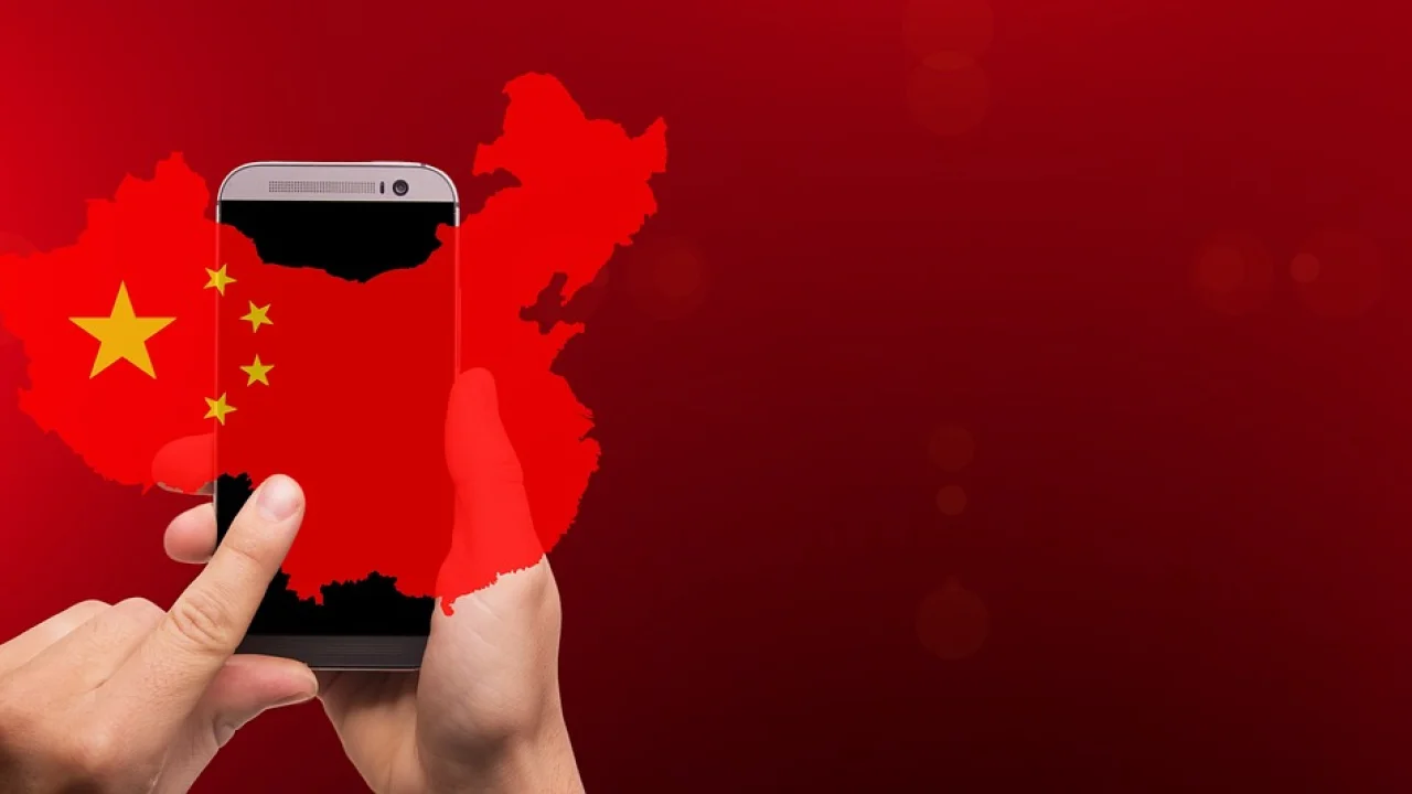 Pessoa consulta serviços públicos em um celular com conexão segura.