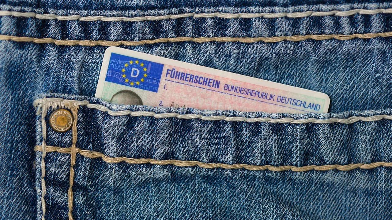 Condutor consulta a situação da CNH em um celular