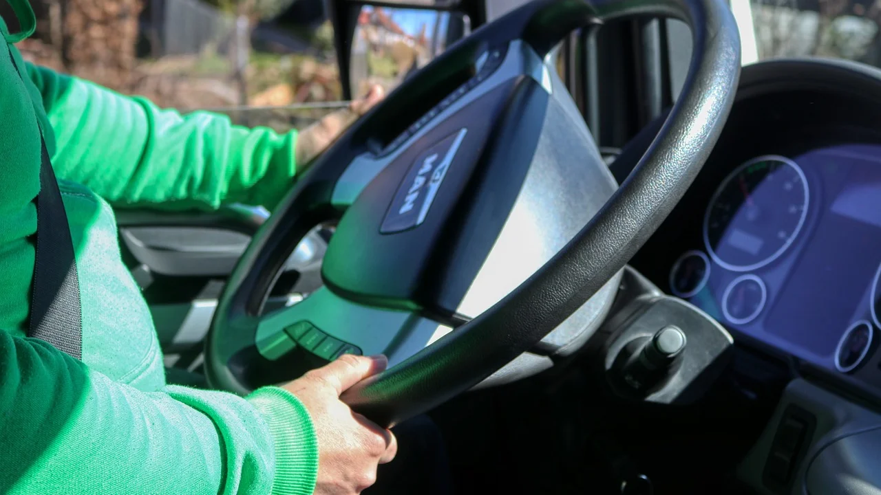 Carteira de motorista ao lado de notebook com acesso a serviços digitais