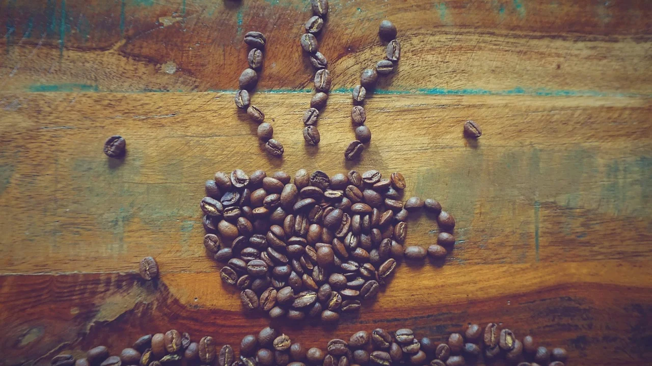 Panela comum com feijão em cozimento suave