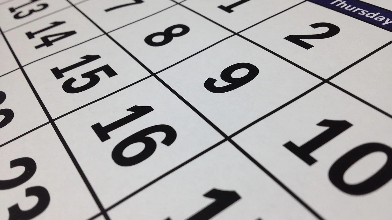 Pessoa marcando a conclusão de um hábito em um calendário