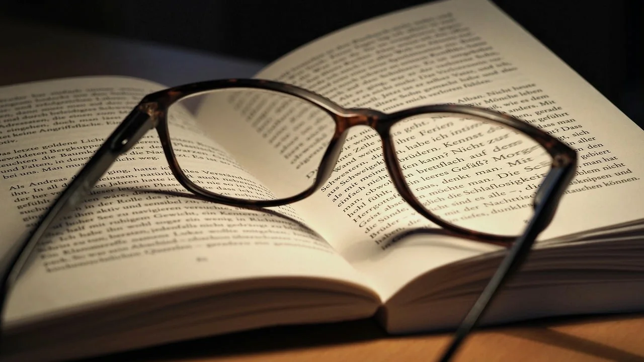 Estante com livros variados para incentivar escolhas por interesse.