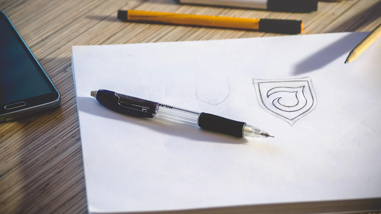 Esboços em papel ajudam a comparar ideias de logotipo.