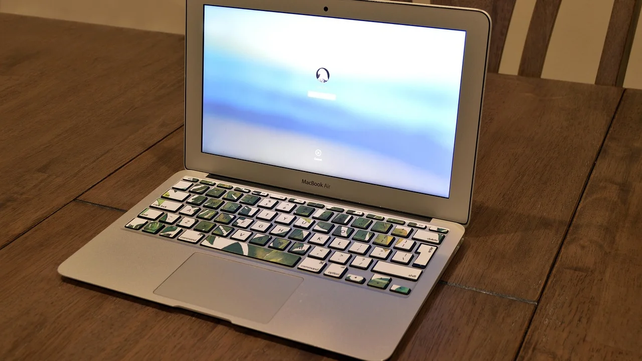 Notebook com tela bloqueada e opções de acesso exibidas
