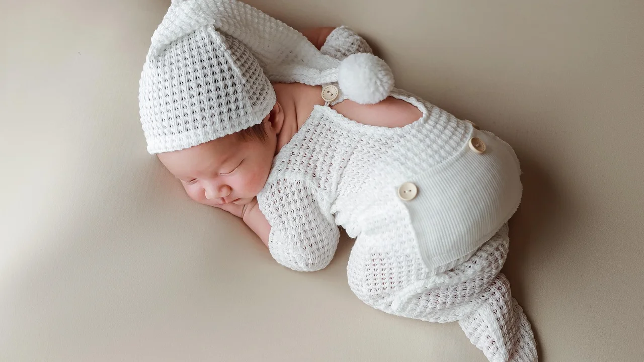 Roupas adequadas ajudam a manter o conforto térmico ao dormir.