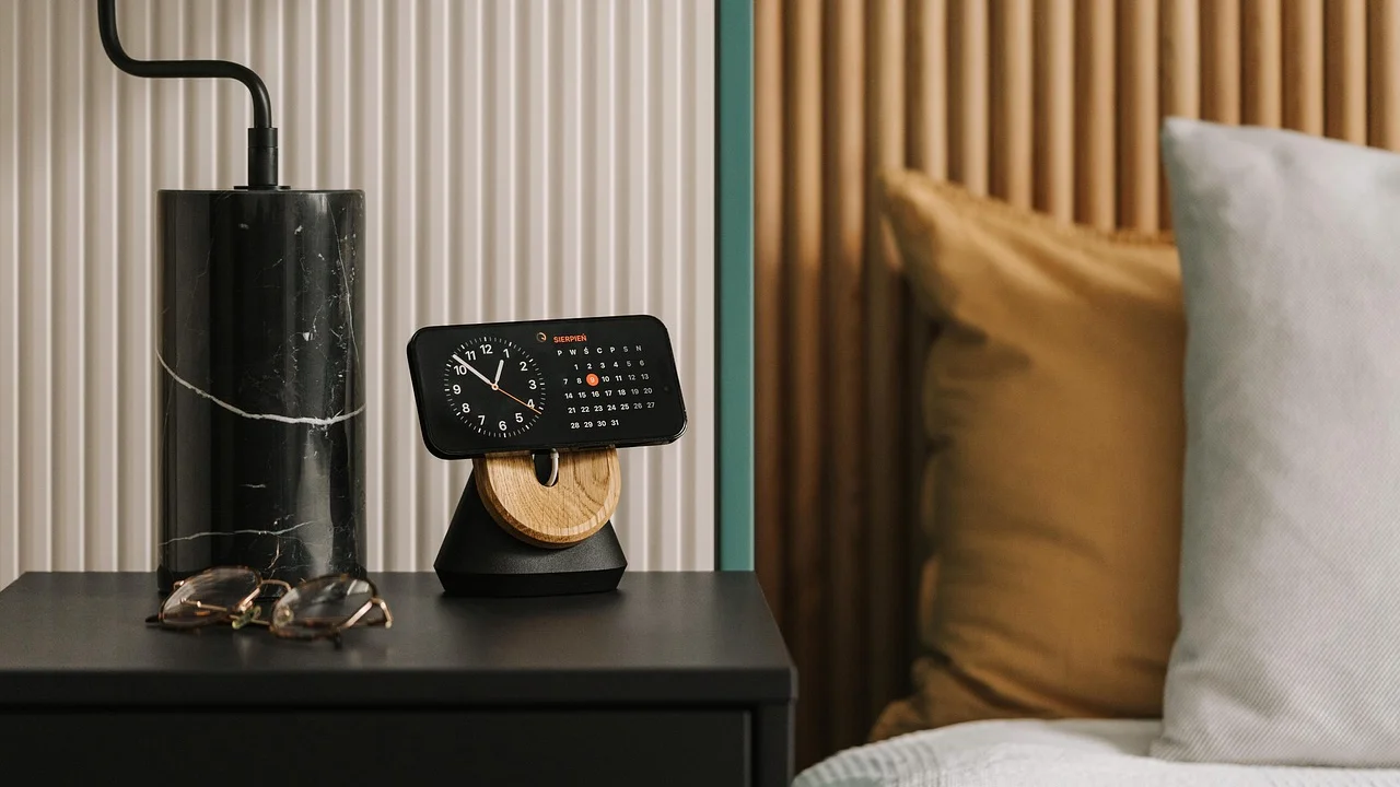 Celular afastado da cama reduz interrupções durante a noite.