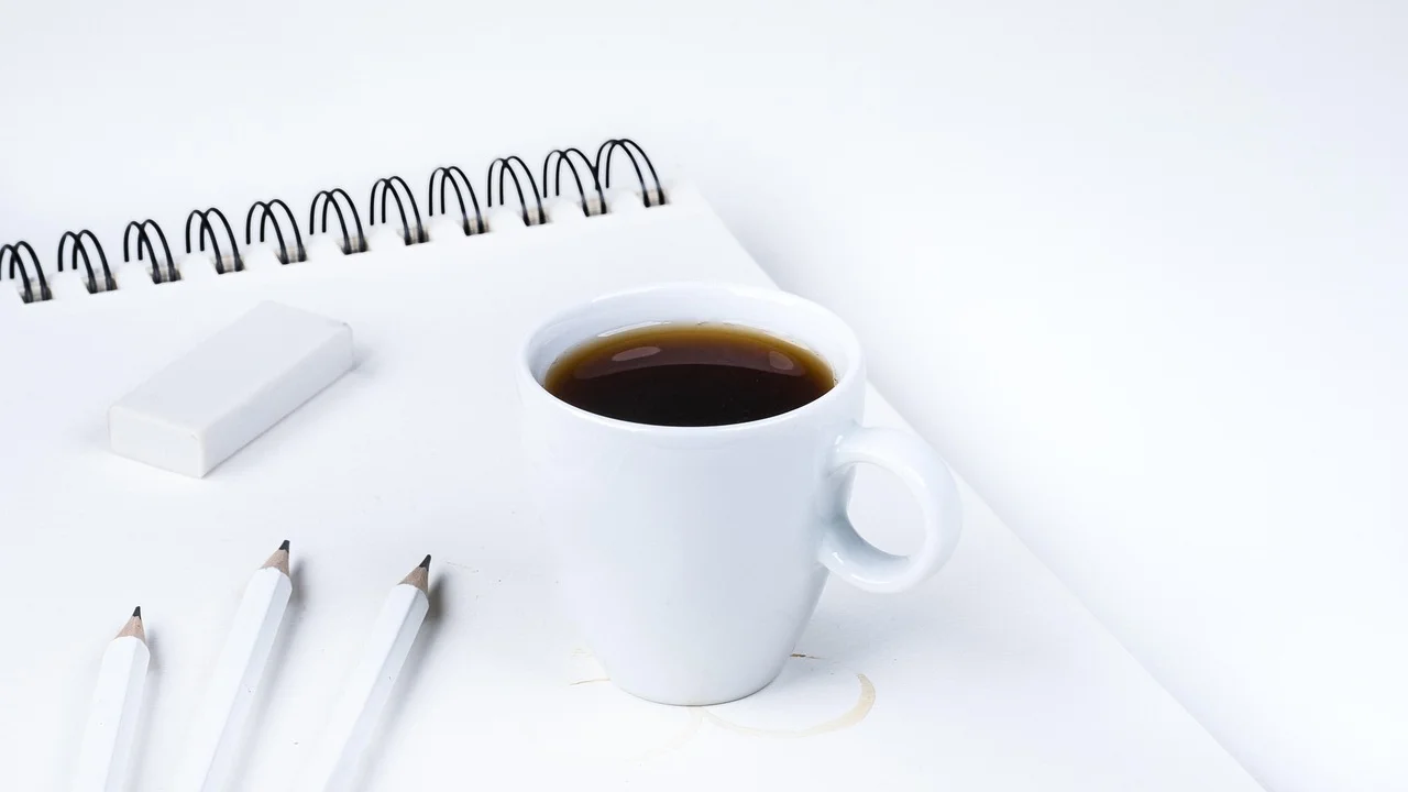 Café da manhã simples ao lado de um caderno