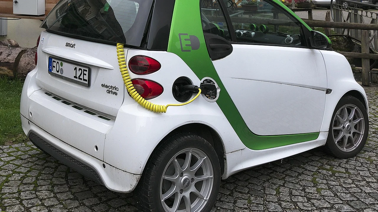 Painel do carro com luz de alerta do sistema de carga