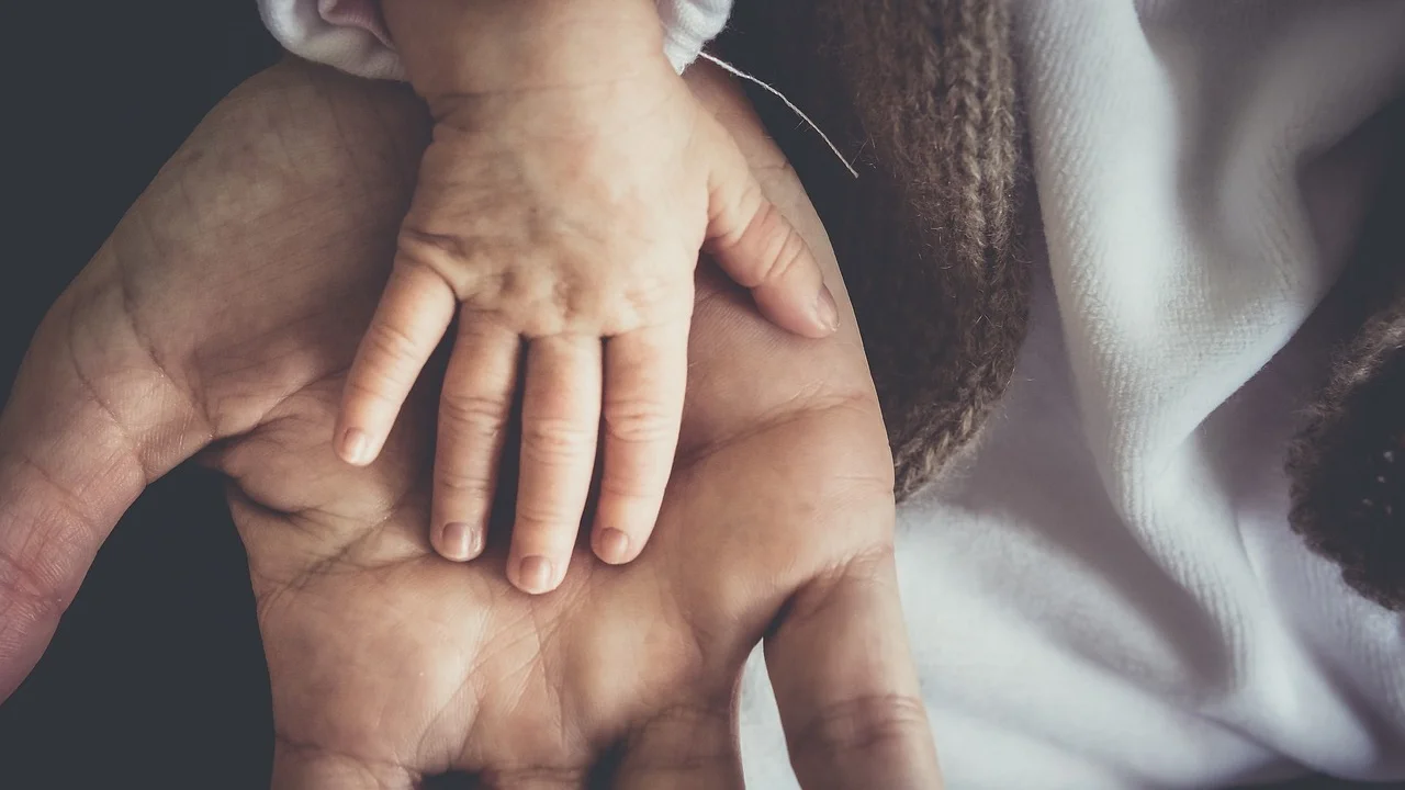 Família organiza uma rotina de cuidados em um calendário compartilhado.