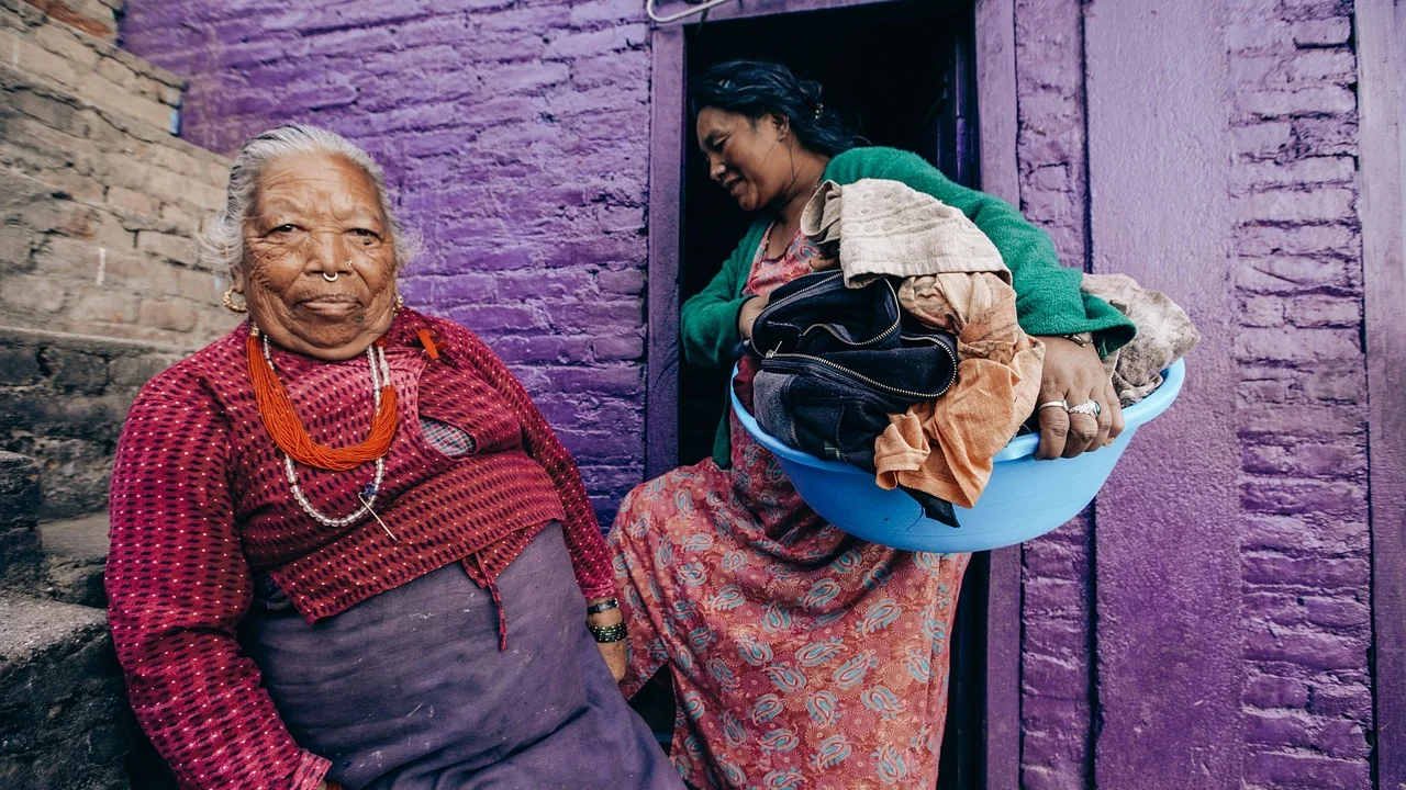 Malhas dobradas evitam deformações causadas por cabides.