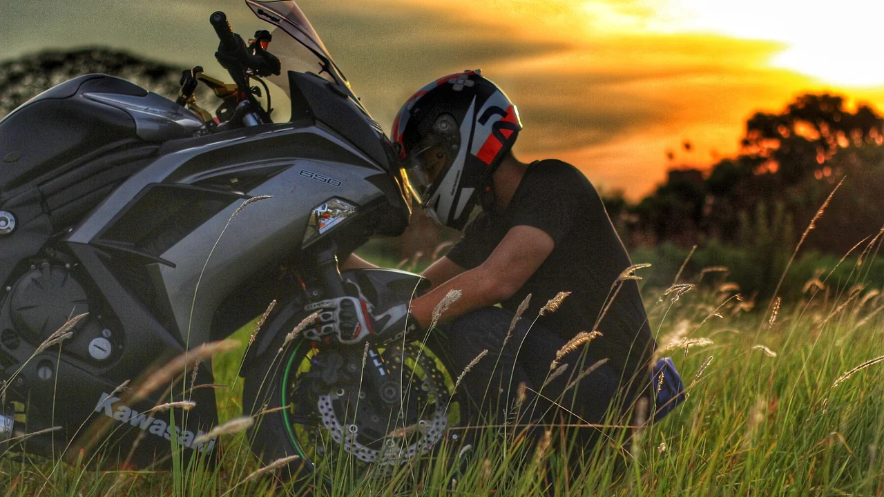Calibragem do pneu de moto com medidor de pressão