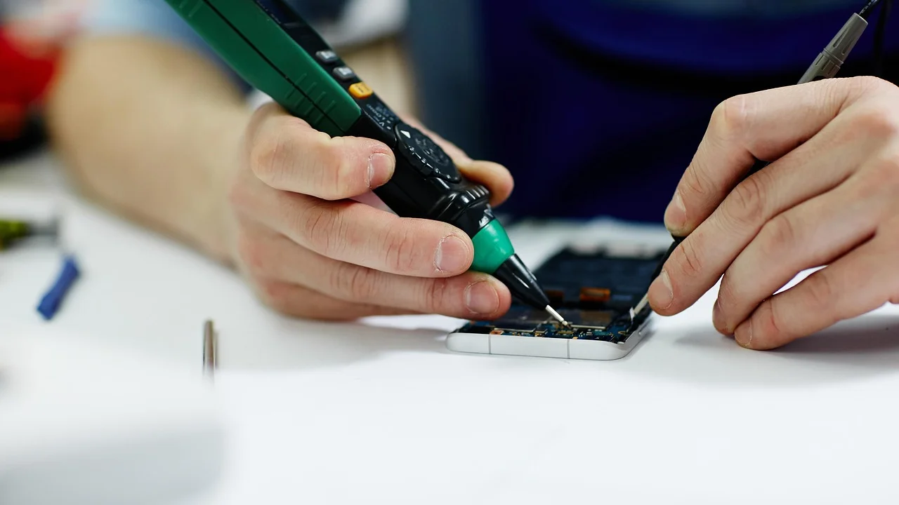 Smartphone carregando em superfície plana e bem ventilada.
