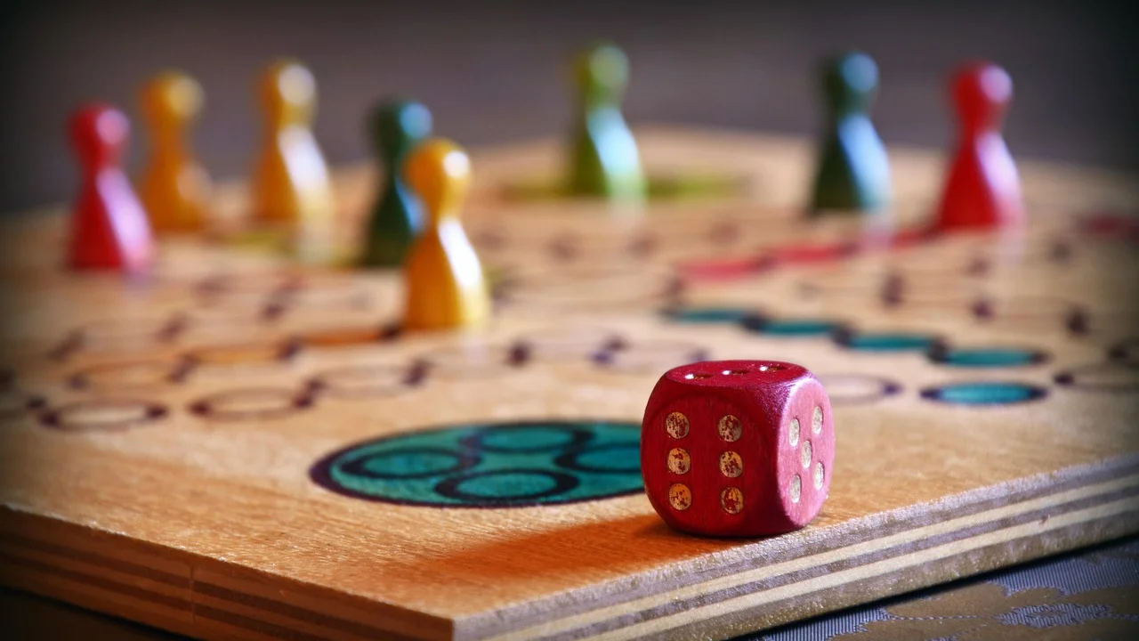 Jogos online exigem atenção a chats e compras digitais.