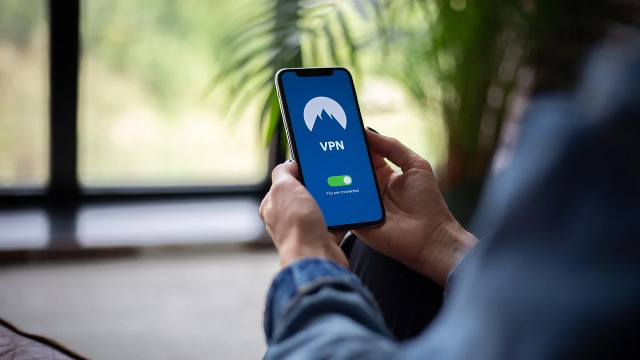 Usuária revisando permissões de aplicativos no smartphone