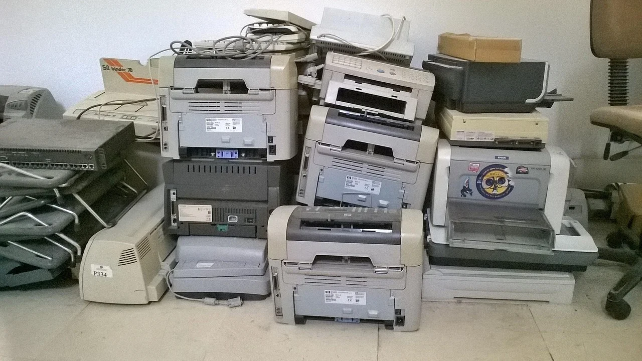 Ponto de coleta recebe equipamentos eletrônicos fora de uso.