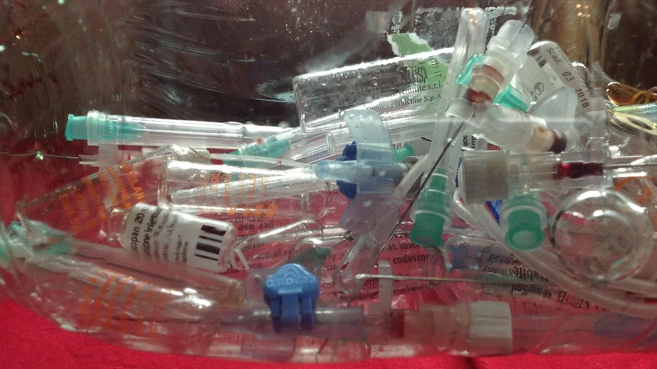 Medicamentos vencidos separados para entrega em ponto de coleta.