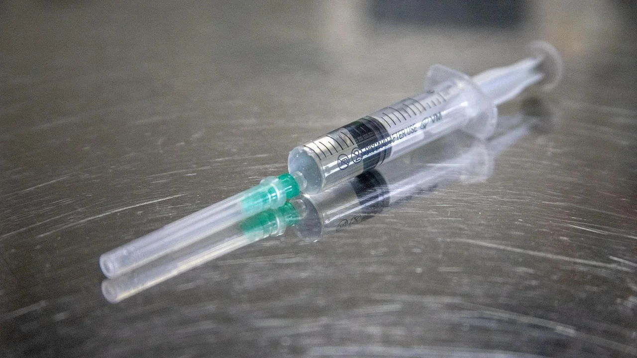 Coletor apropriado para descarte de medicamentos em farmácia.