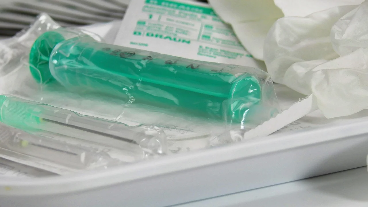 Caixas de medicamentos com datas de validade visíveis.