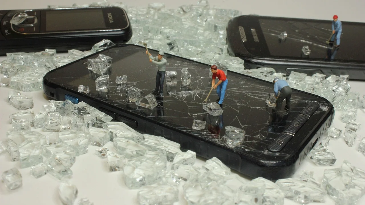 Celular antigo pronto para ser preparado antes da reciclagem.