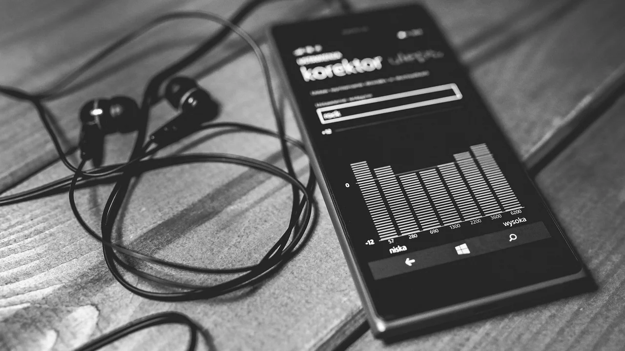 Vinil e fones representando diferentes caminhos para conhecer música nova.