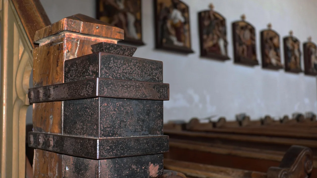 Pessoa separando utensílios domésticos em bom estado de uso.