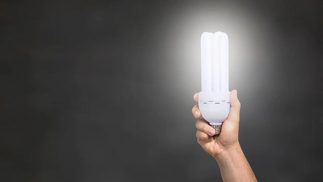Pessoa apagando a luz ao sair de um cômodo