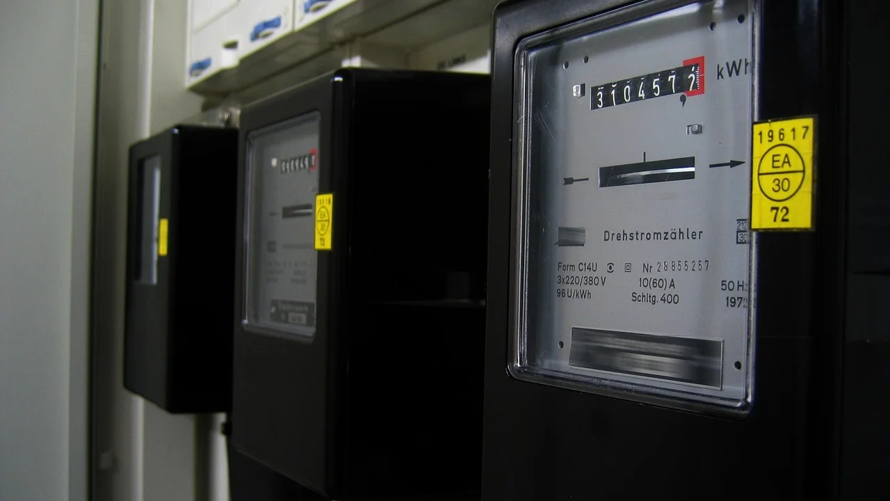Medidor de energia elétrica instalado na entrada de uma residência