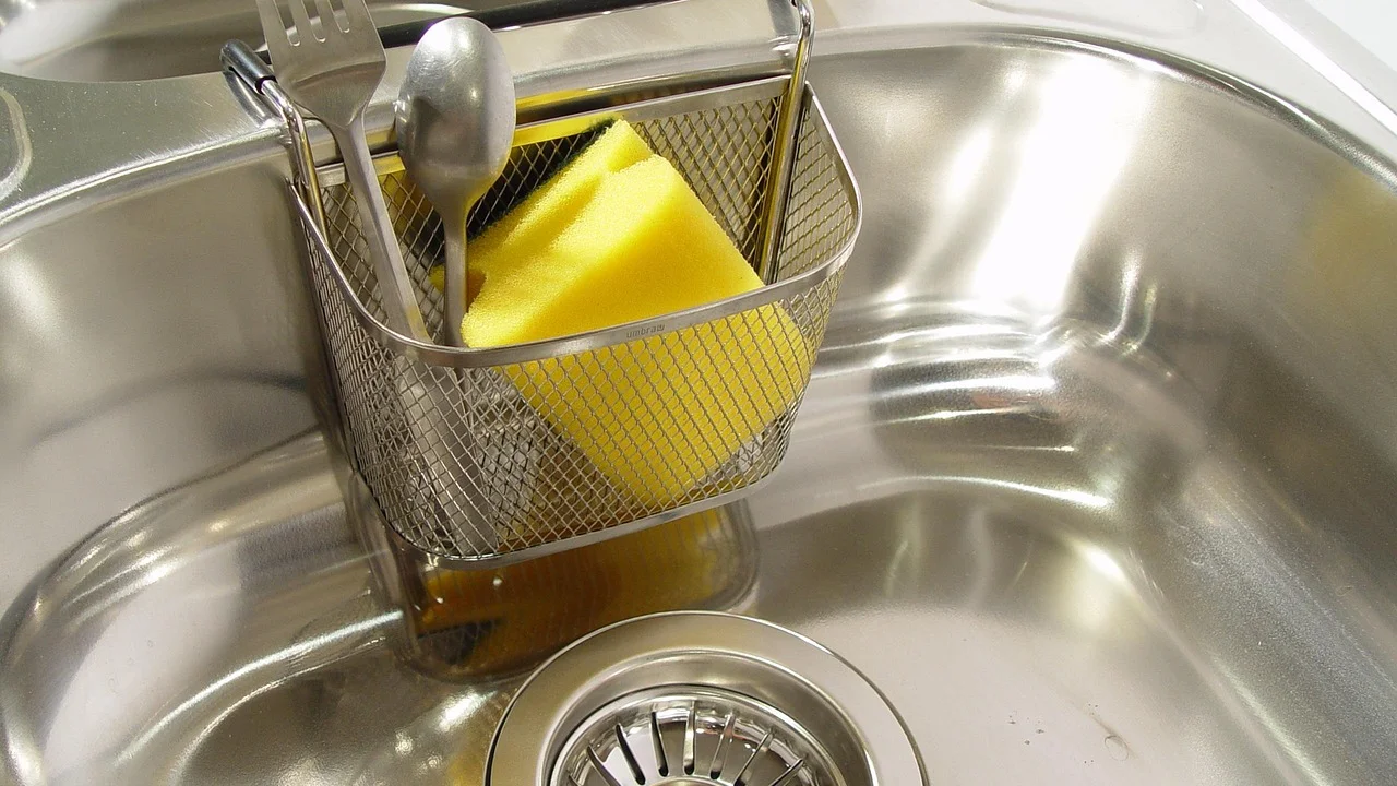 Limpeza da grelha do ralo para remover cabelos e resíduos acumulados.
