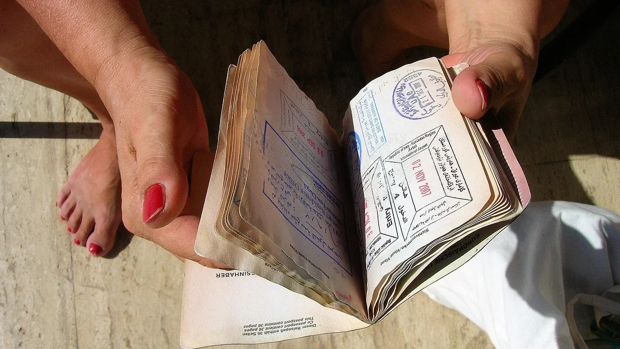 Documento de identificação ao lado de um computador