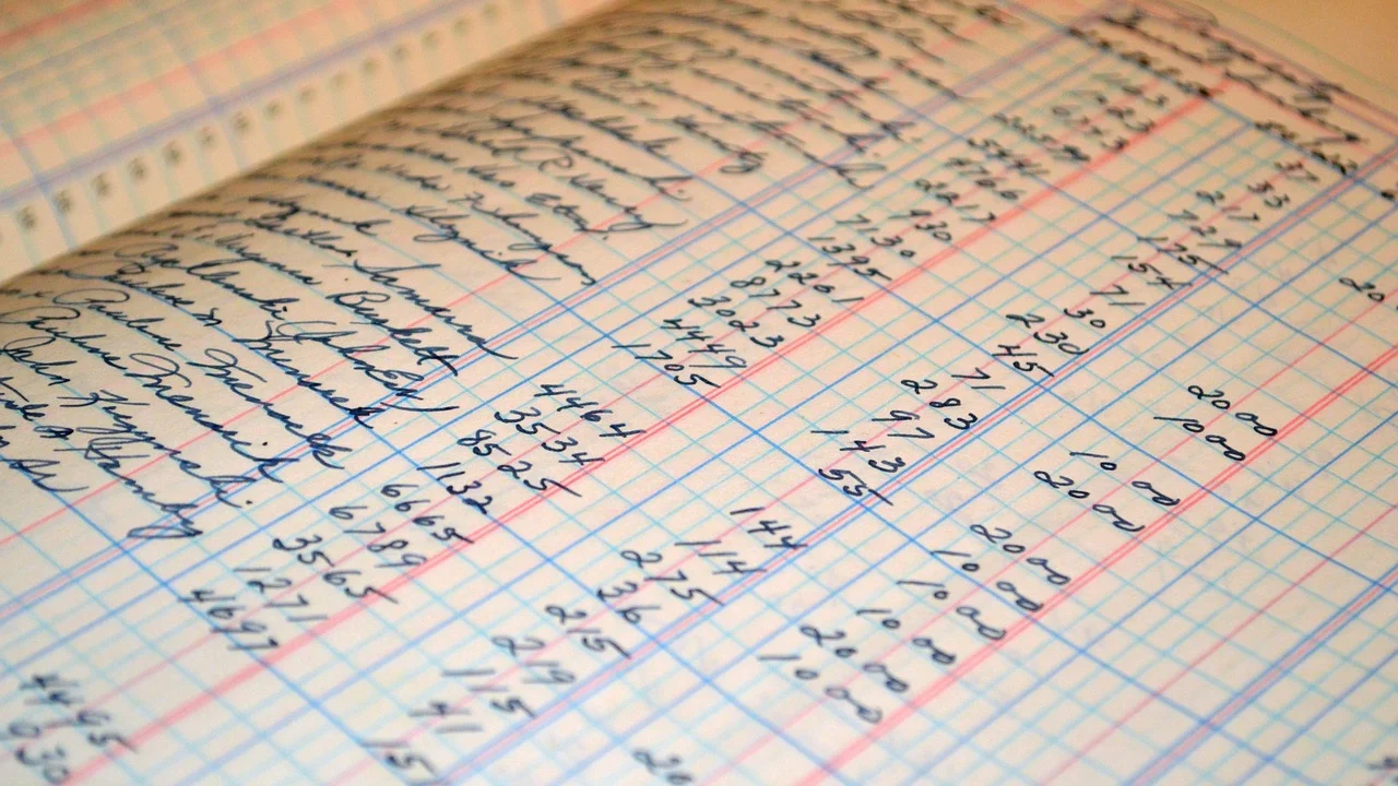 Mesa de trabalho com documentos financeiros de pequeno negócio.