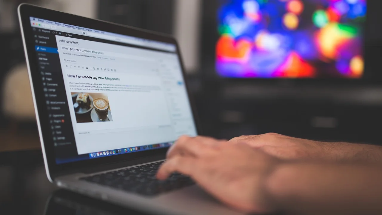 Profissional revisa o encerramento de um e-mail no notebook.