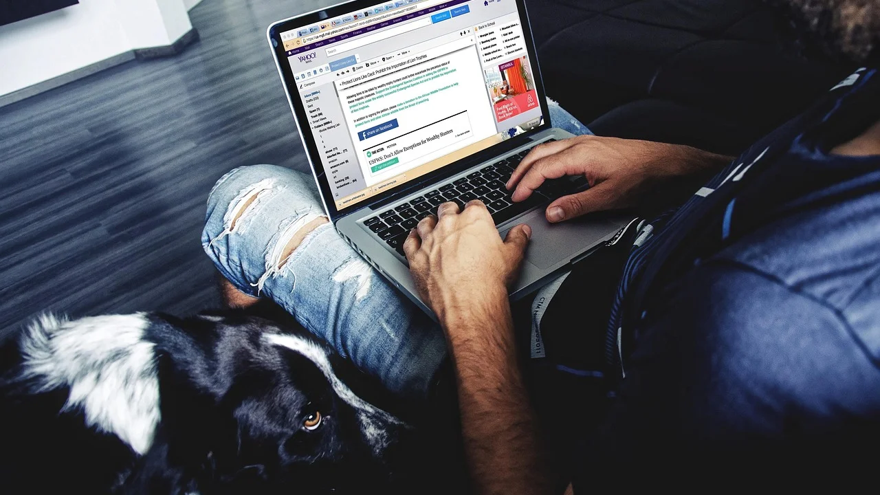 Ambiente de trabalho com notebook e caixa de entrada aberta.