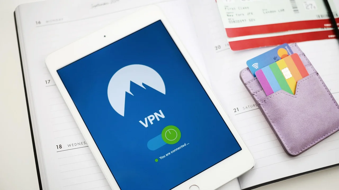 Viajante organiza documentos e cartão de embarque
