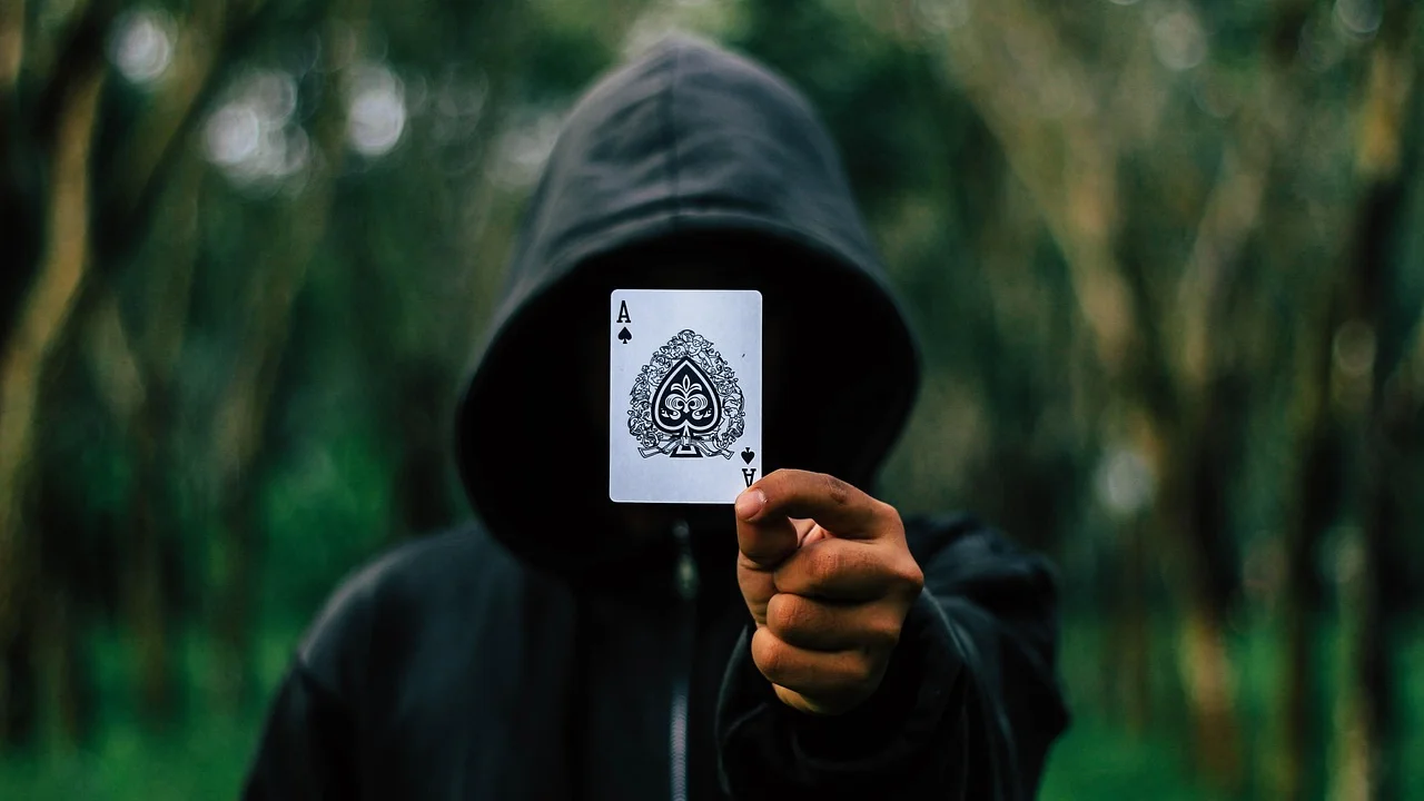 Crianças organizam cartas coloridas sobre uma mesa.