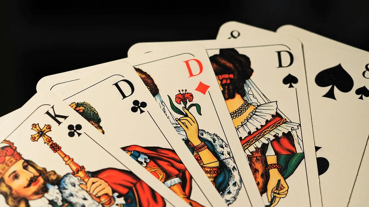Adulto demonstra uma regra simples durante a brincadeira.
