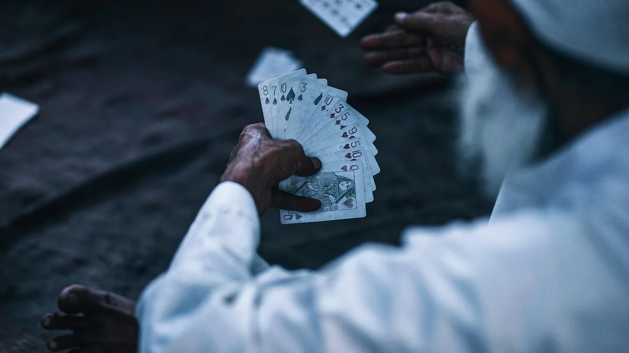 Jogo de memória com cartas viradas para baixo.