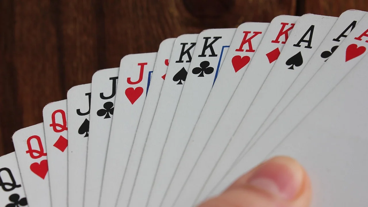 Grupo participa de uma partida de cartas em família.