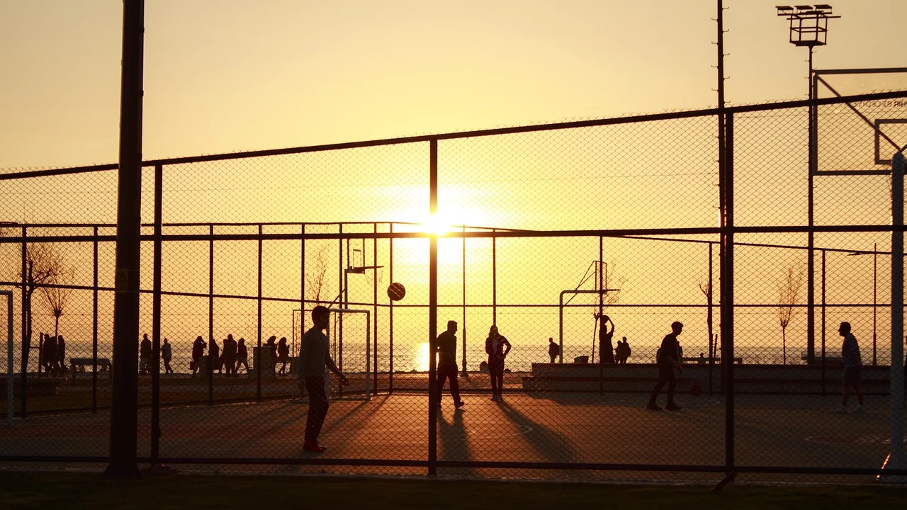 Quadra de basquete com cesta, tabela e marcações visíveis