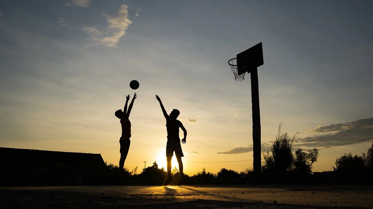 Árbitro sinaliza uma infração em jogo de basquete