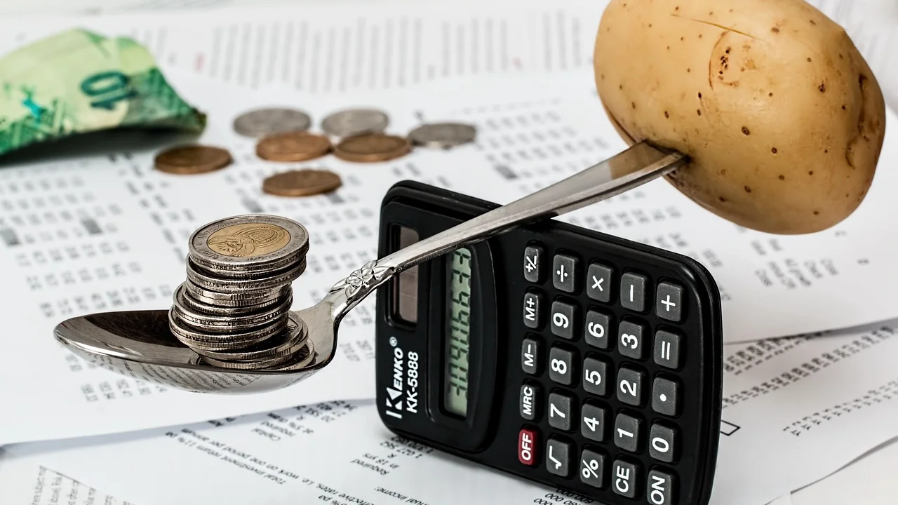 Calculadora e caderno usados para simular rendimentos mensais