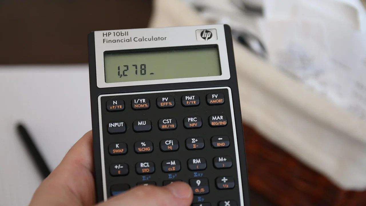 Contrato e calculadora ajudam a comparar custos de crédito