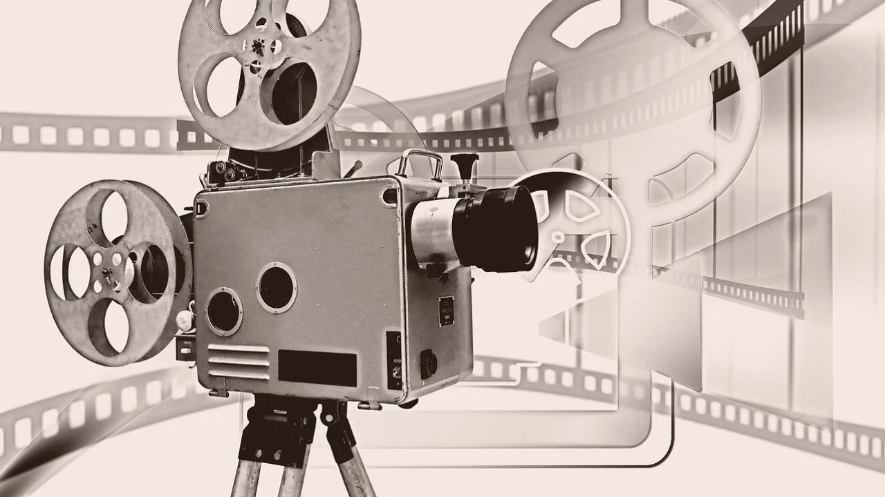 Tela de cinema pronta para uma sessão de filmes brasileiros