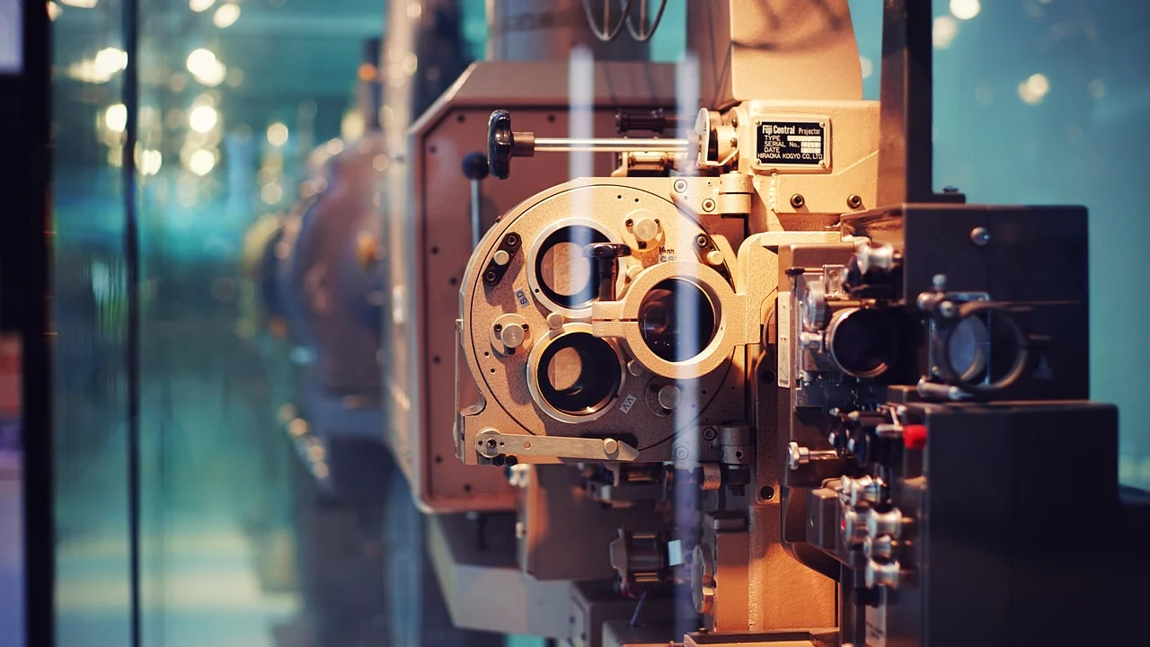 Sala escura destaca a atenção à imagem e ao som de um filme