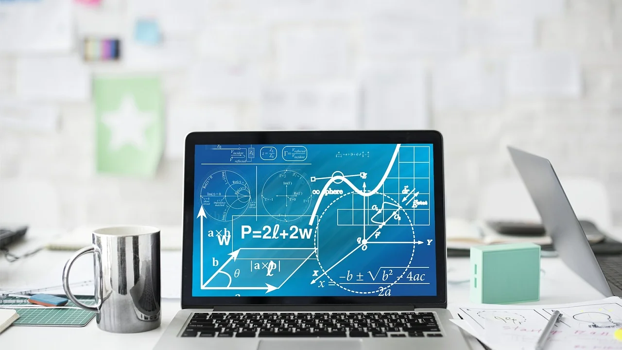 Calculadora e anotações usadas para resolver porcentagens