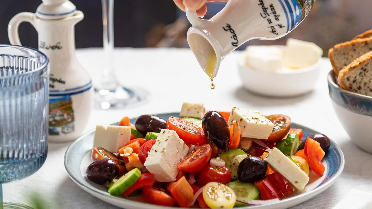 Prato colorido com vegetais, proteína e acompanhamentos