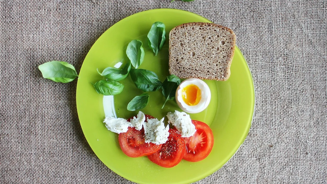 Lanche equilibrado servido em recipiente pequeno