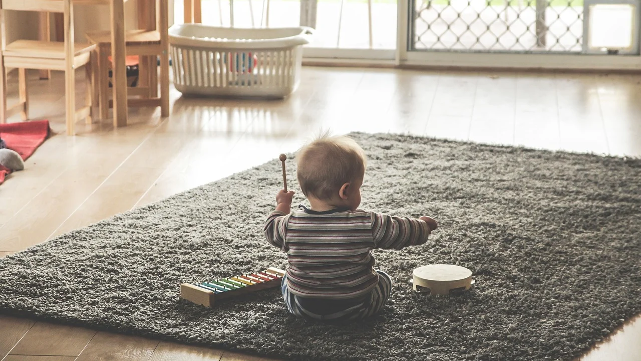 Instrumentos de percussão em uma roda de música brasileira.